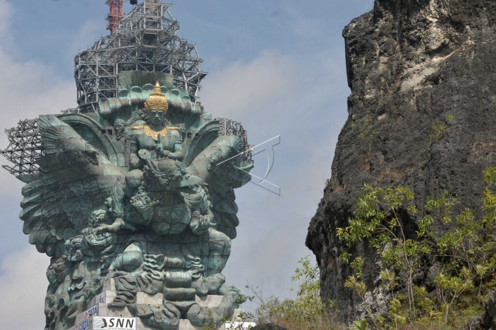 PATUNG GARUDA WISNU KENCANA