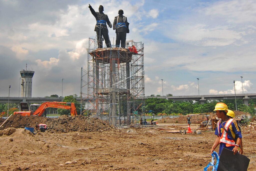 PEMASANGAN PATUNG SOEKARNO-HATTA