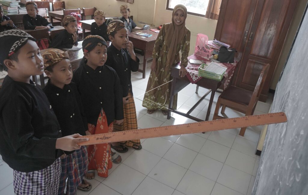 PEMBELAJARAN MADIN MENGGUNAKAN PAKAIAN ADAT