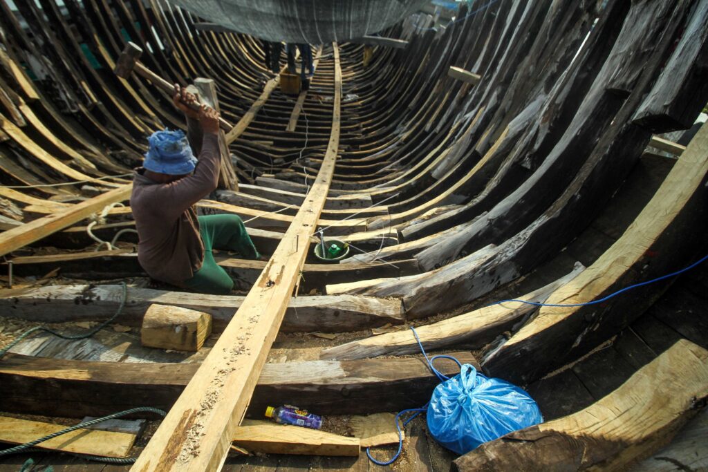 FISHING BOAT MAKING PROCESS IN ACEH