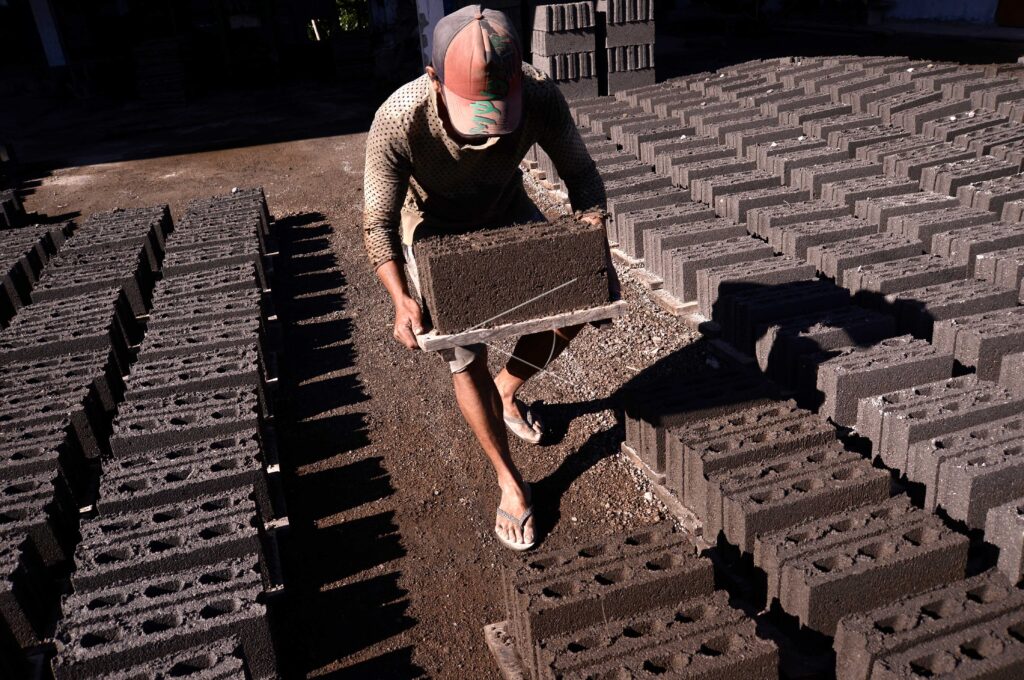 PEMBUATAN BATA BETON BERONGGA