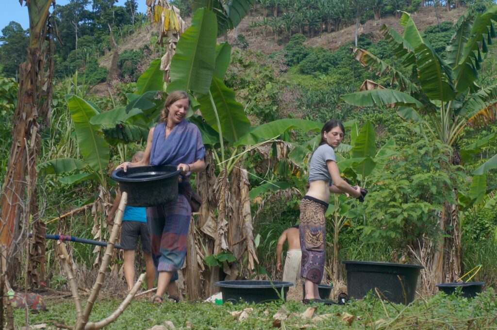 KEGIATAN WISATAWAN ASING DI PANTAI NGALUR