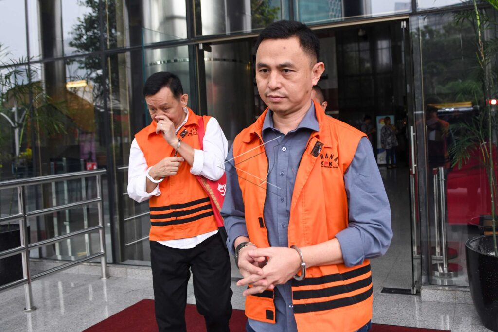 MANTAN BUPATI LAMPUNG UTARA USAI DIPERIKSA