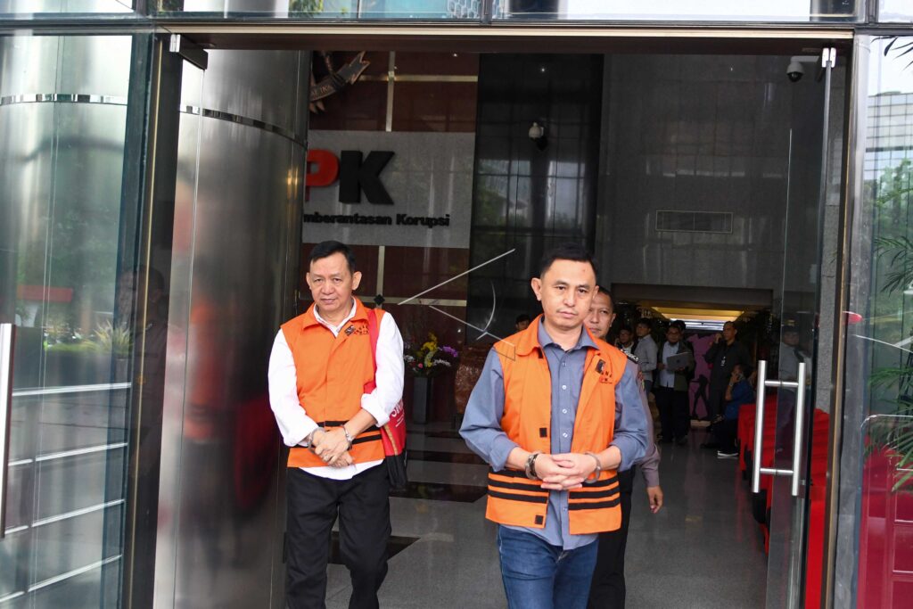 MANTAN BUPATI LAMPUNG UTARA USAI DIPERIKSA