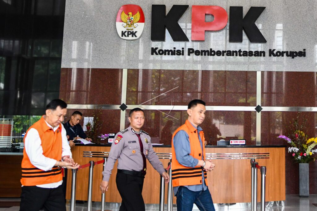 MANTAN BUPATI LAMPUNG UTARA USAI DIPERIKSA