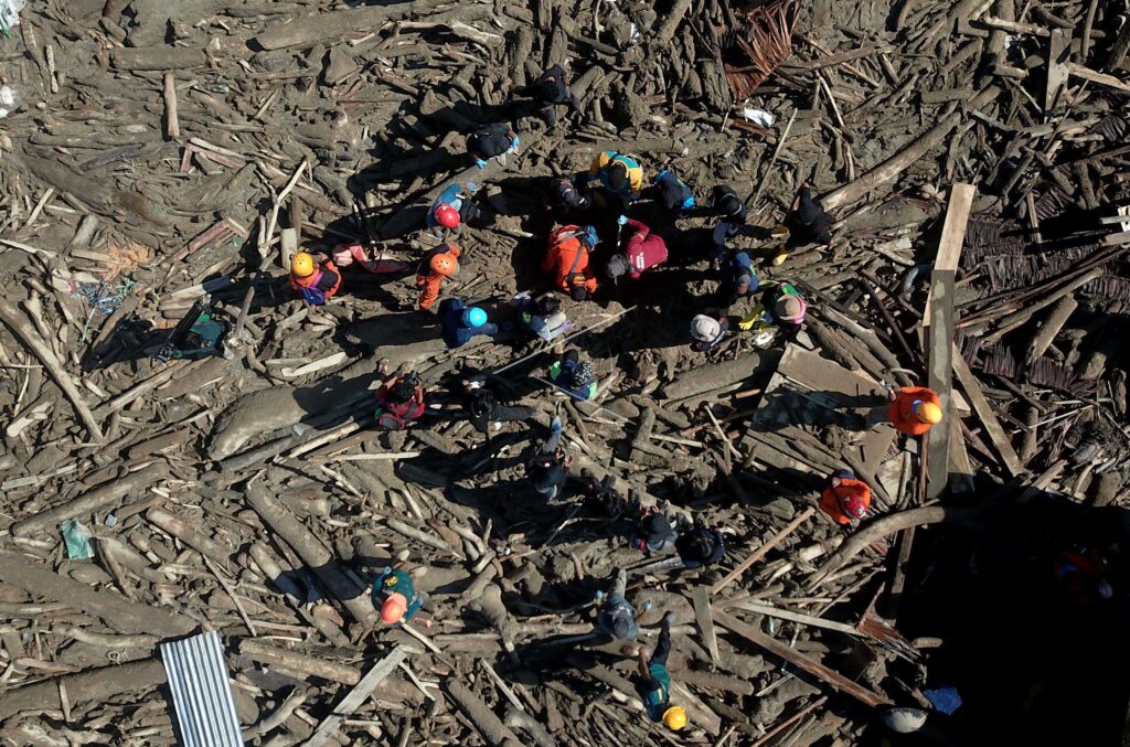 PENCARIAN KORBAN BANJIR BANDANG DI LUWU UTARA