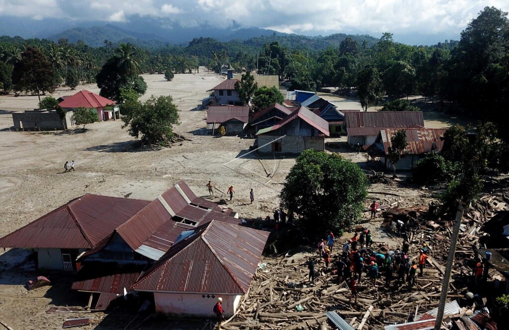 PENCARIAN KORBAN BANJIR BANDANG DI LUWU UTARA