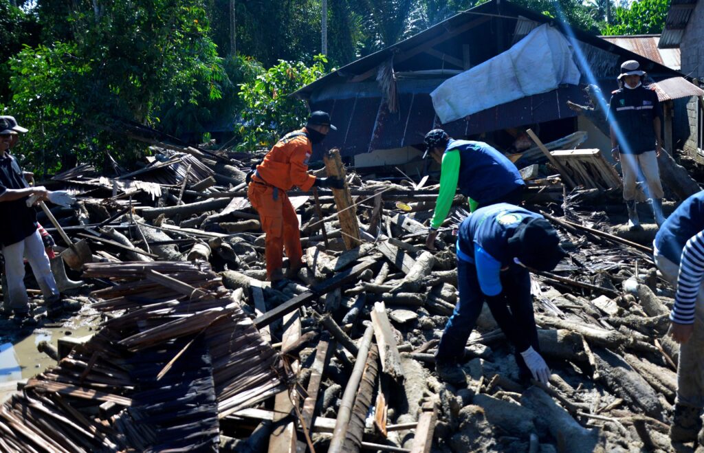 PENCARIAN KORBAN BANJIR BANDANG DI LUWU UTARA
