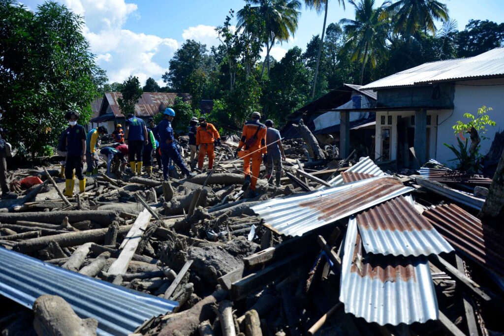 PENCARIAN KORBAN BANJIR BANDANG DI LUWU UTARA