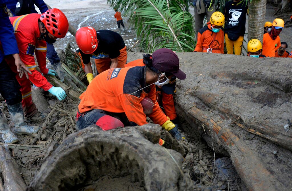 PENCARIAN KORBAN BANJIR BANDANG DI LUWU UTARA