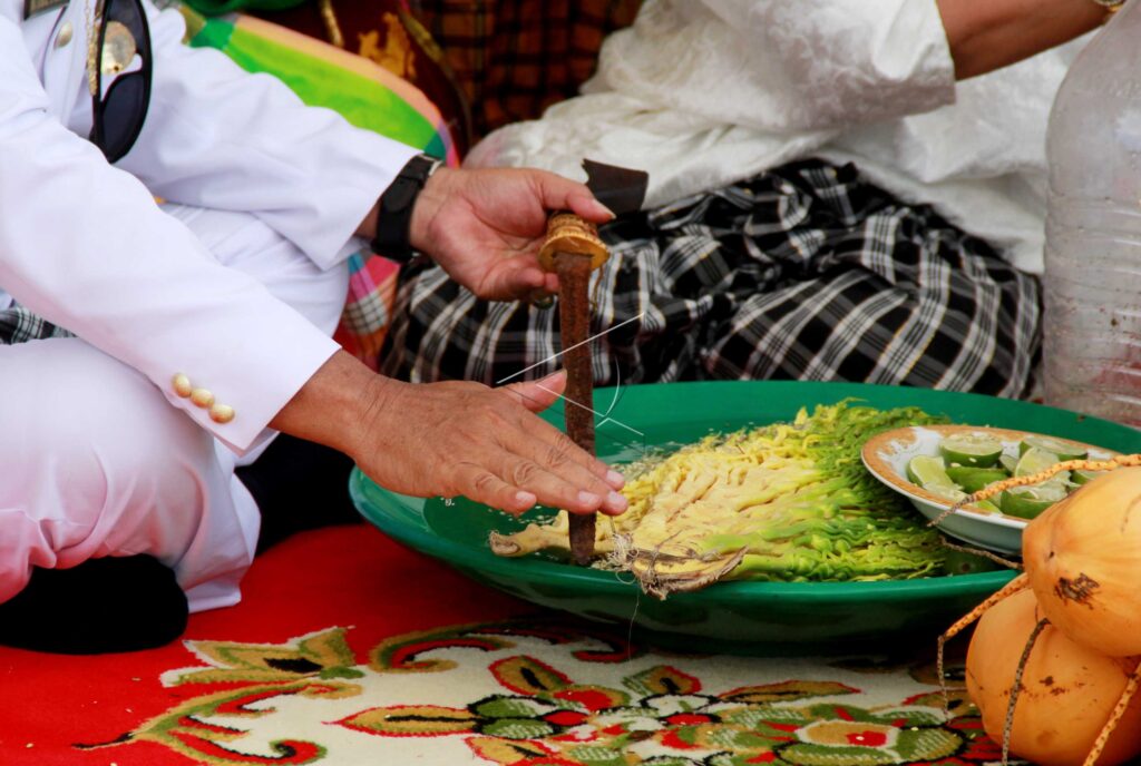 PENCUCIAN BENDA PUSAKA KERAJAAN MAMUJU