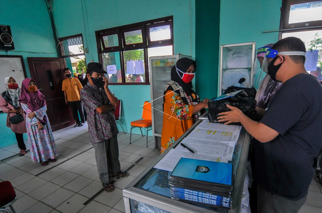 PENGAMBILAN BUKU PELAJARAN UNTUK BELAJAR DI RUMAH