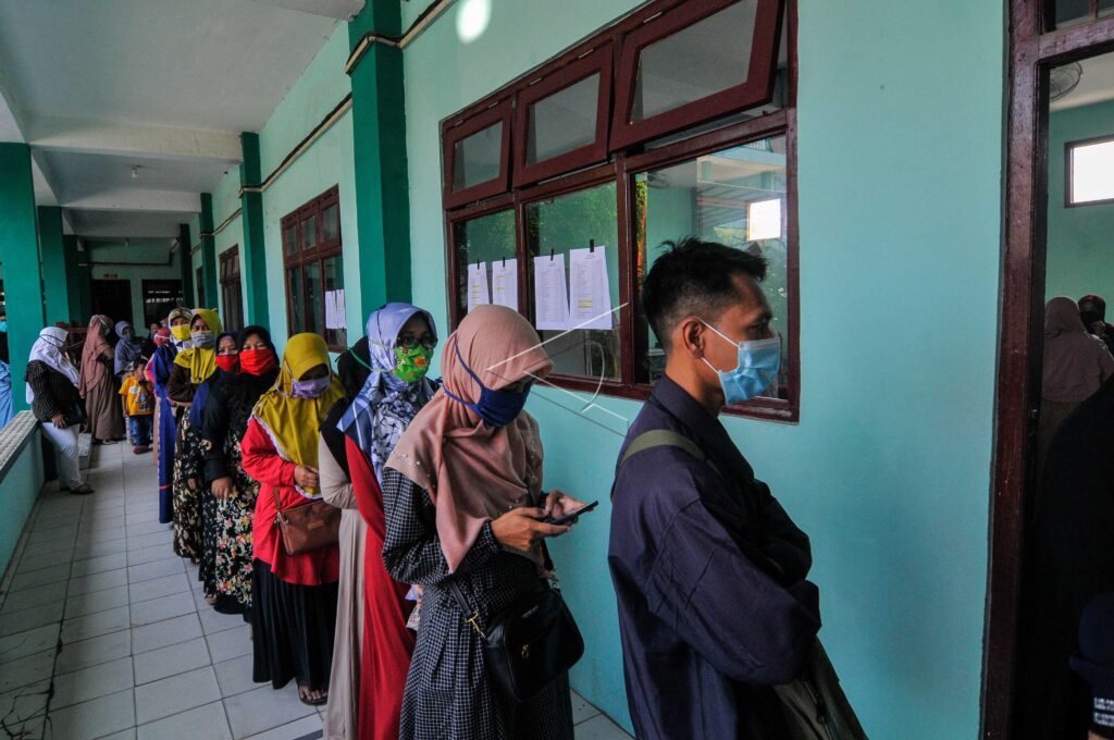 PENGAMBILAN BUKU PELAJARAN UNTUK BELAJAR DI RUMAH