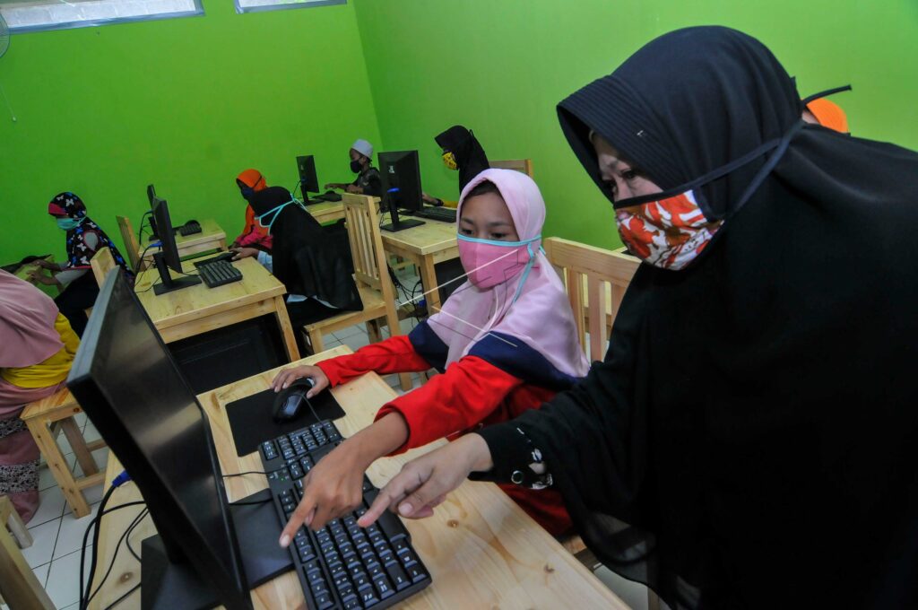 PENGENALAN TEKNOLOGI KOMPUTER SEKOLAH ALAM BANTARGEBANG