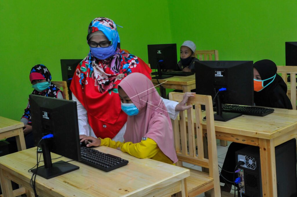 PENGENALAN TEKNOLOGI KOMPUTER SEKOLAH ALAM BANTARGEBANG