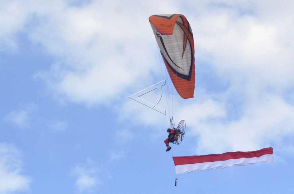 PENGIBARAN BENDERA DI UDARA