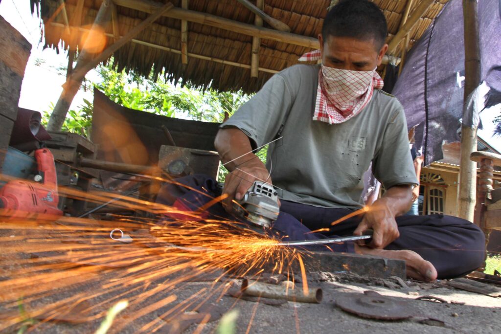 PERAJIN BERBAGAI BENDA TAJAM