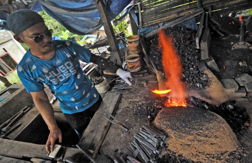 CRAFTSMEN OF KERAMBIT KNIFE