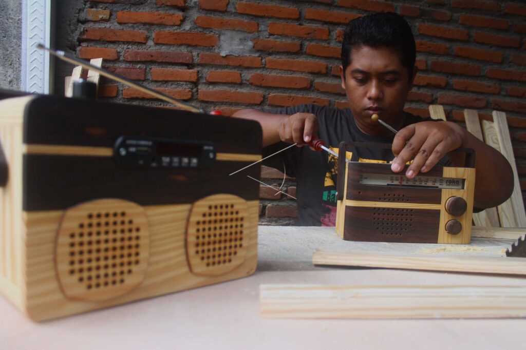 CRAFTSMEN OF WASTE WOOD RADIO
