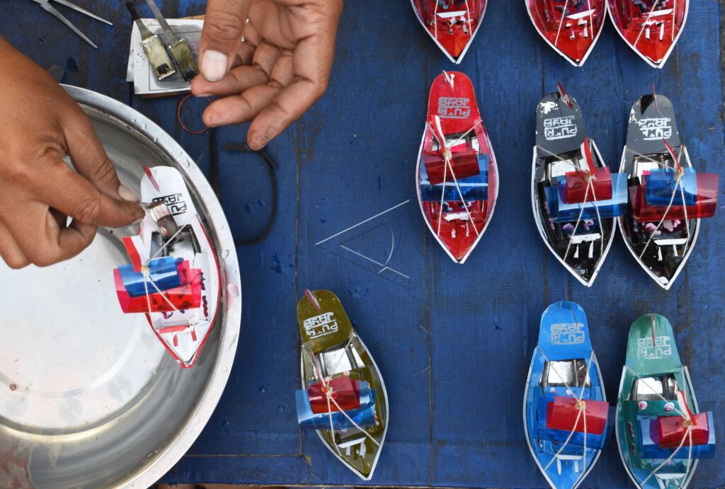 TRADITIONAL BOAT TOY