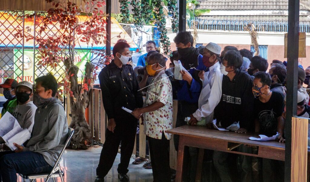 PENYALURAN BANTUAN SOSIAL TUNAI