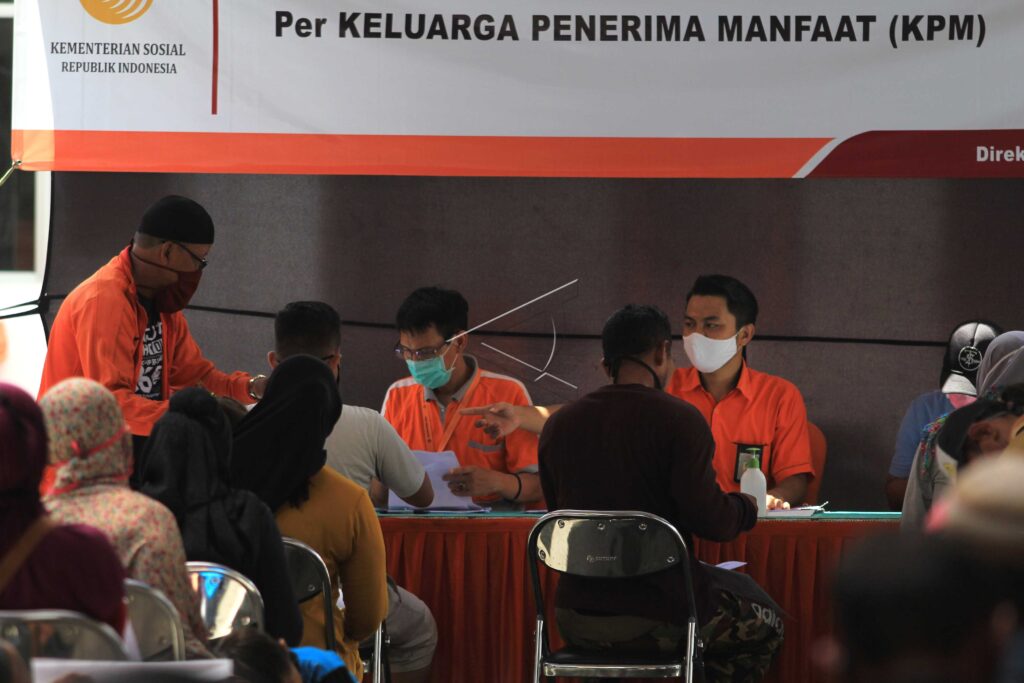 PENYALURAN BANTUAN SOSIAL TUNAI
