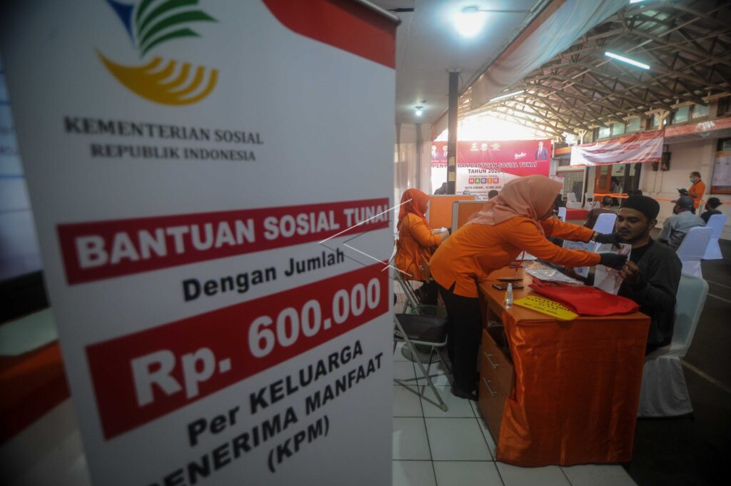 PENYALURAN BANTUAN SOSIAL TUNAI
