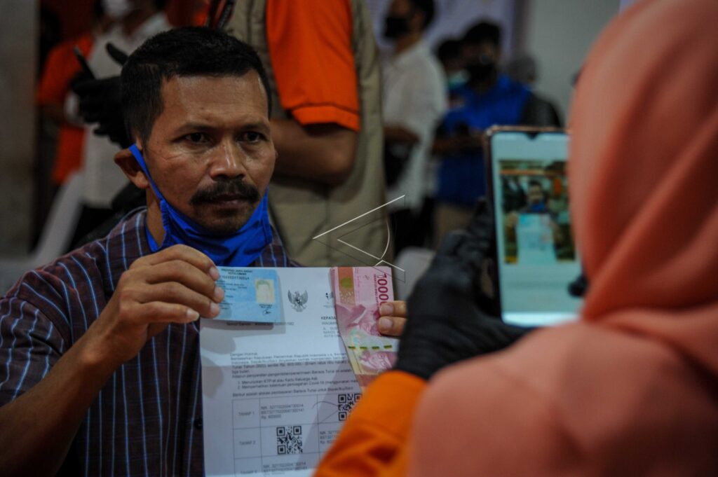 PENYALURAN BANTUAN SOSIAL TUNAI