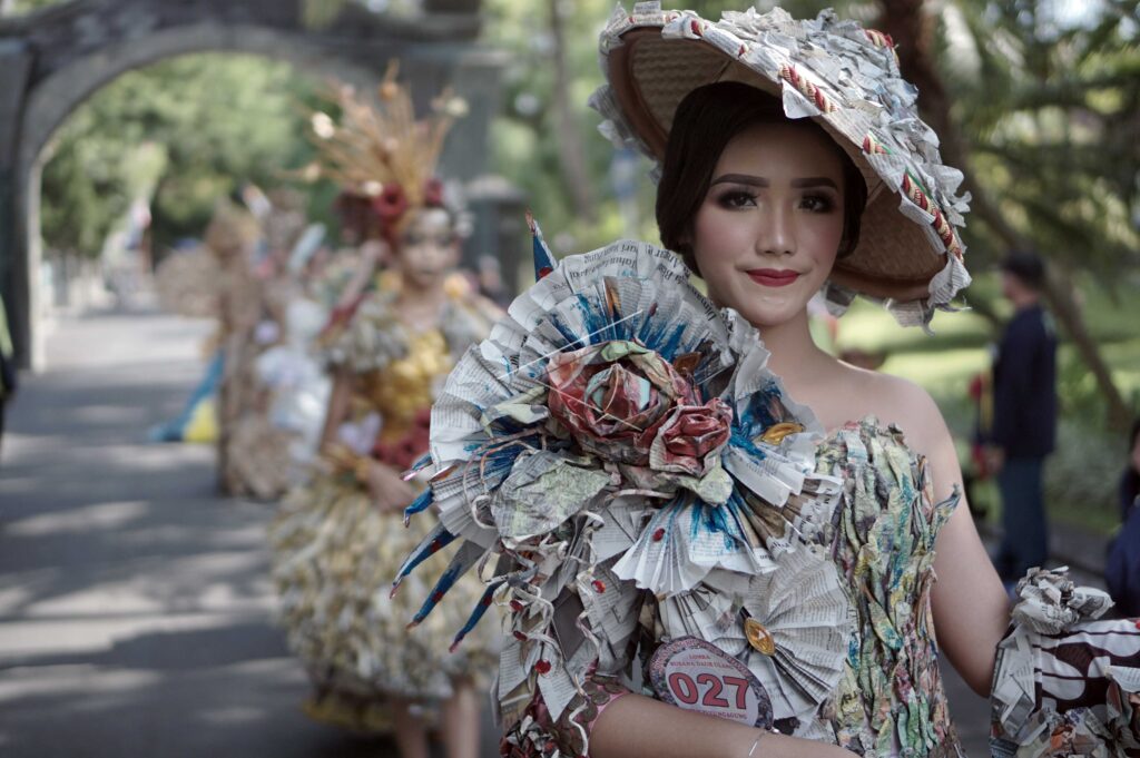 PERAGAAN BUSANA BERBAHAN LIMBAH DAUR ULANG
