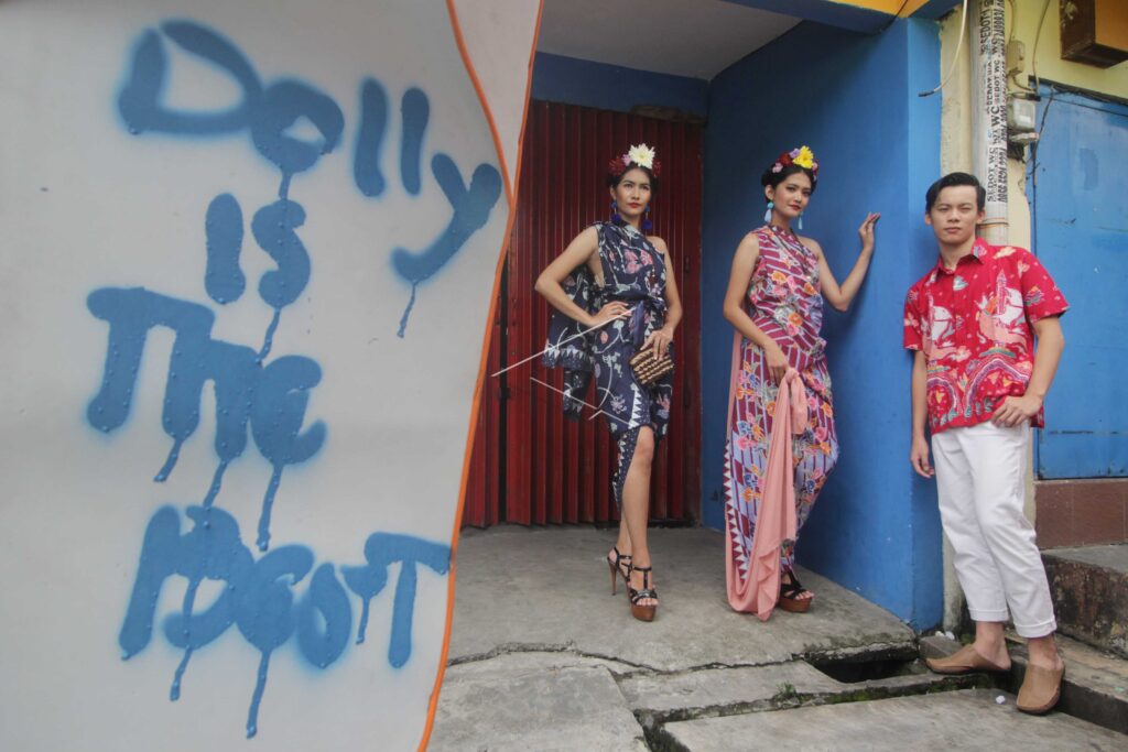 DOLLY EX-LOCALIZATION CLOTHING SHOW