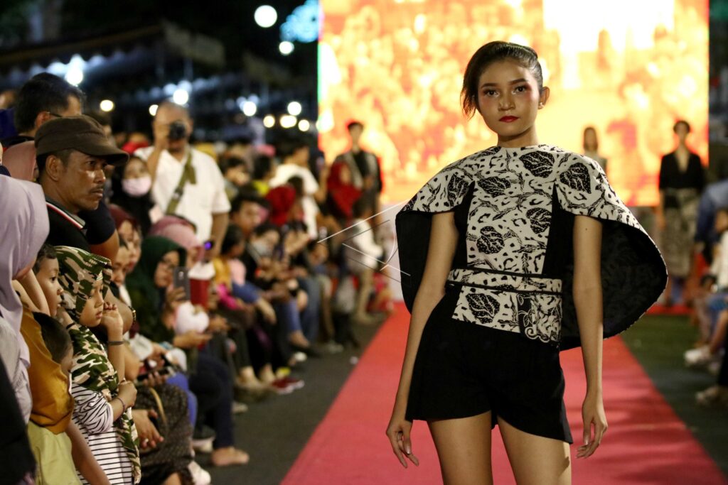 MLAKU-MLAKU NANG TUNJUNGAN CLOTHING SHOW