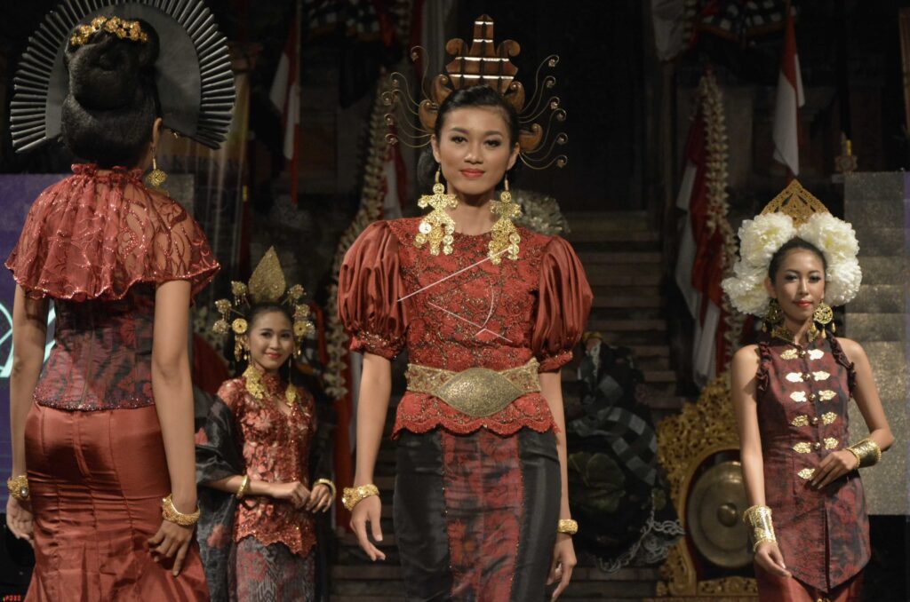 BALI WEAVING FASHION SHOW