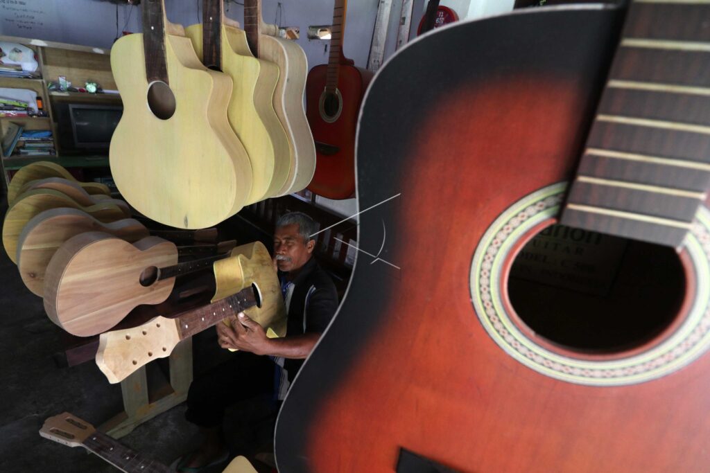 KERAJINAN GITAR AKUSTIK DARI BAMBU