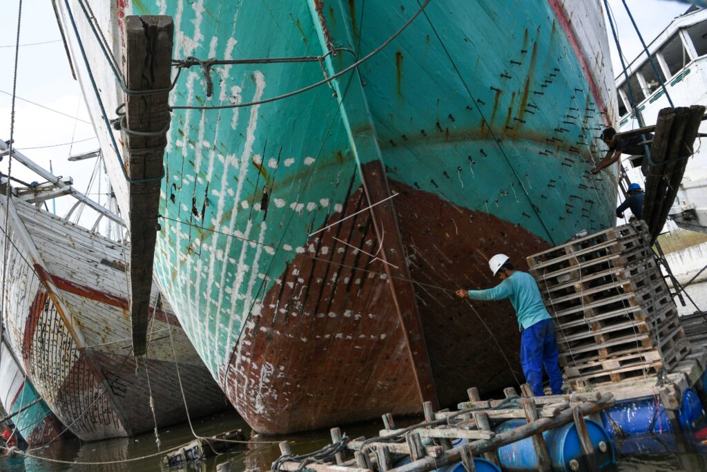 PINISI SHIP MAINTENANCE