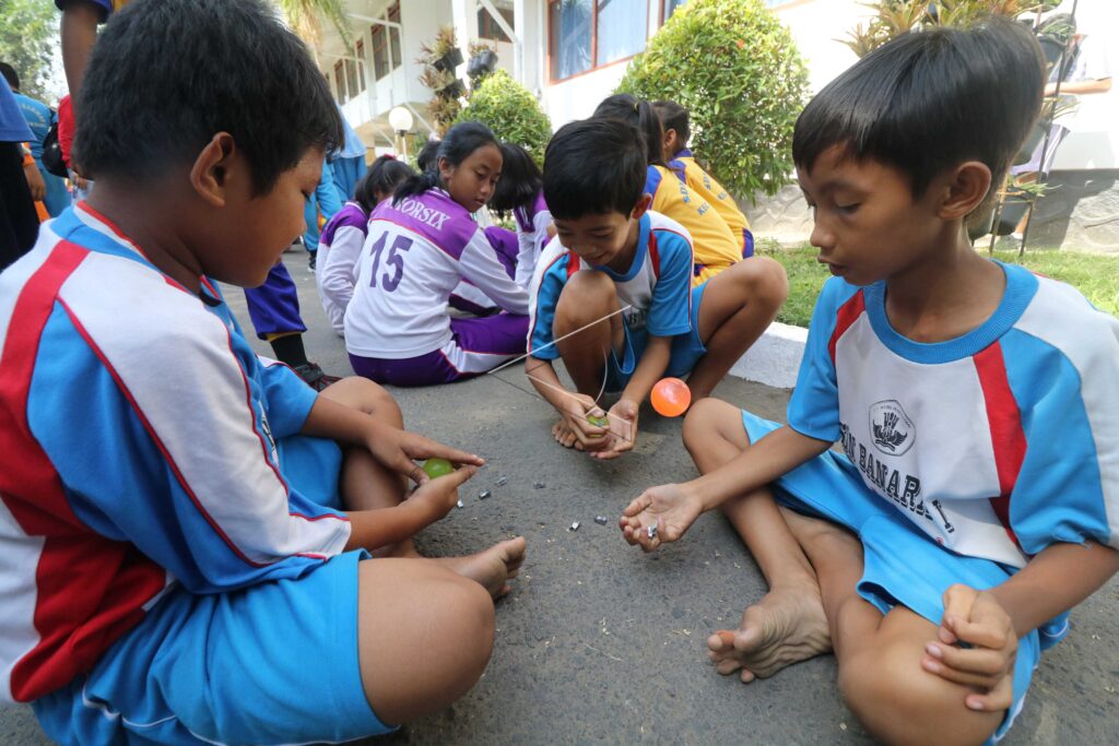 PERKENALKAN PERMAINAN TRADISIONAL KEPADA PELAJAR