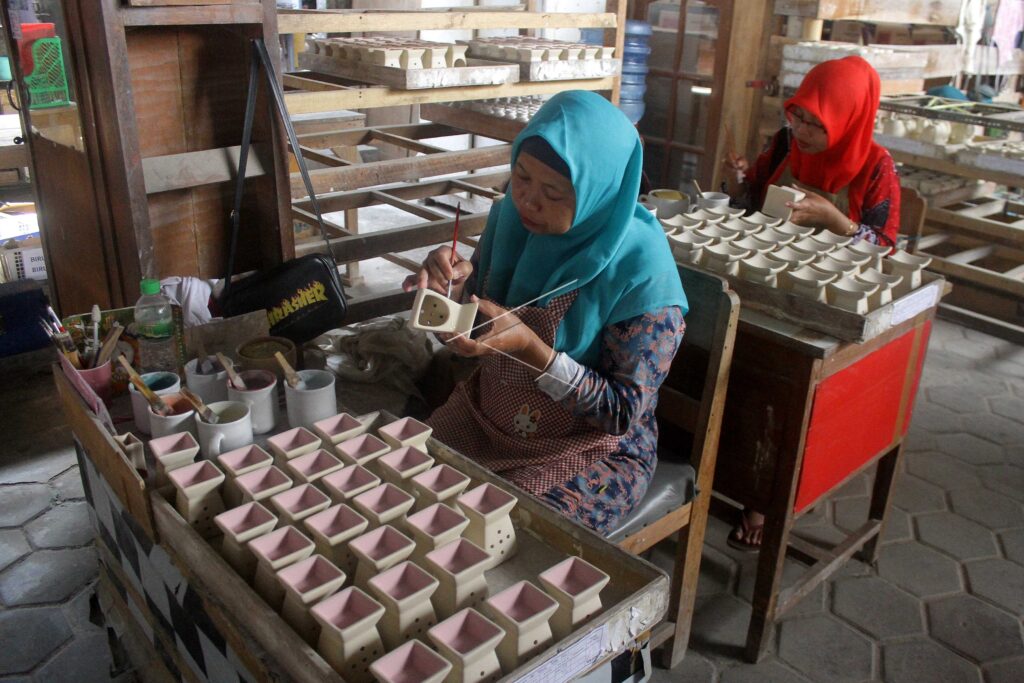 PERLINDUNGAN TERHADAP INDUSTRI KERAMIK