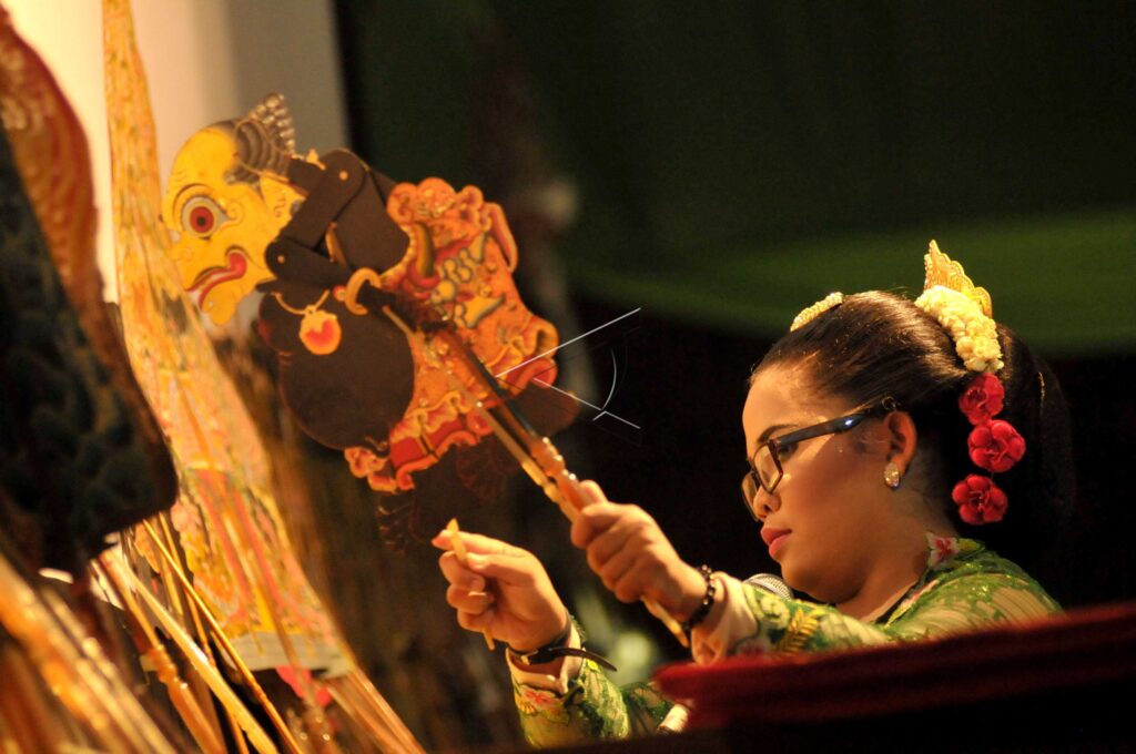 PERTUNJUKAN DALANG WANITA