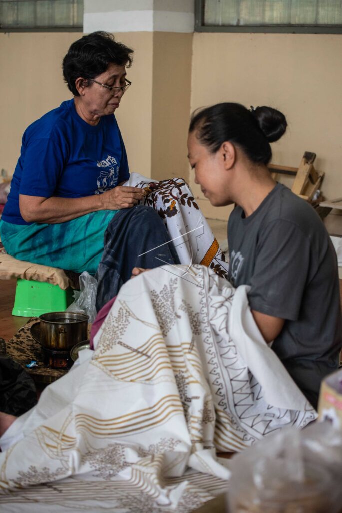 THE PRODUCTION OF WRITTEN BATIK FABRIC IN RUSUN MARUNDA