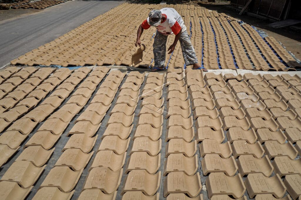 ROOF TILE PRODUCTION