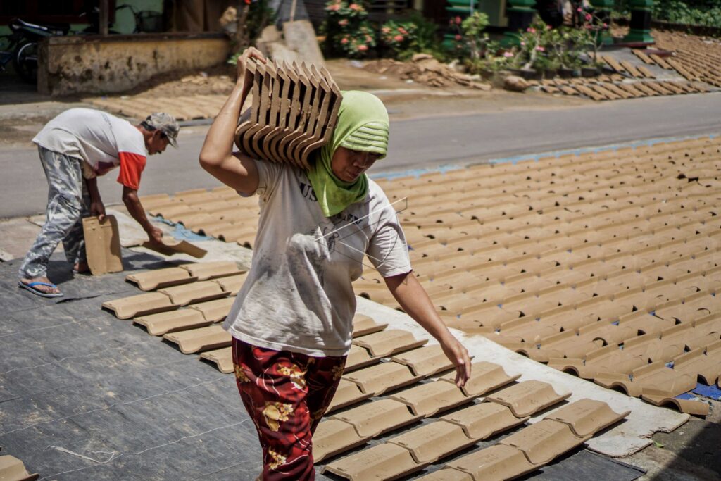 ROOF TILE PRODUCTION