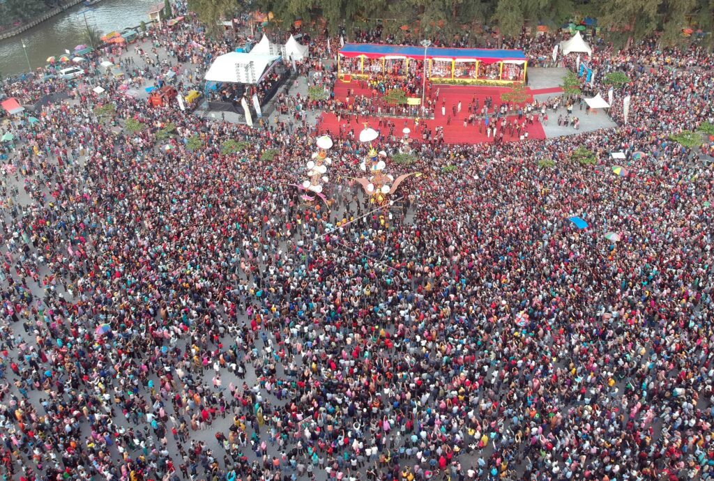 PESONA HOYAK TABUIK PIAMAN