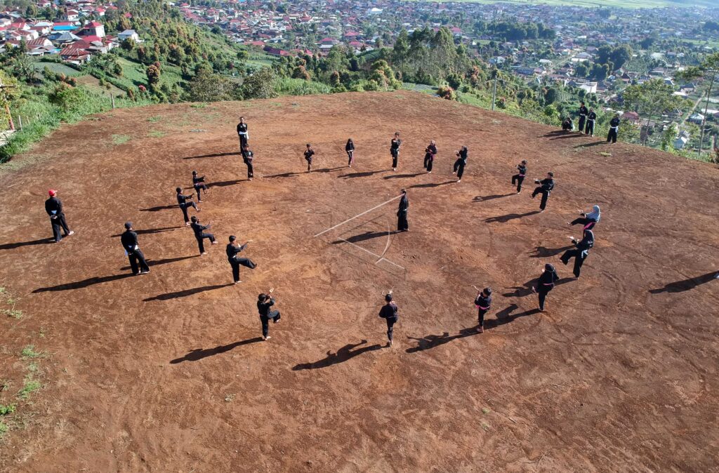 REGENERASI PEMINAT TRADISI SILAT