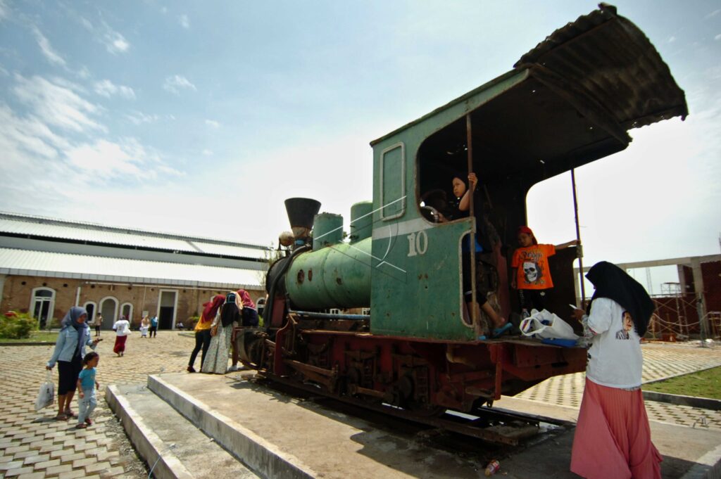 OLD TRAIN LOCOMOTIVE MINIATURE