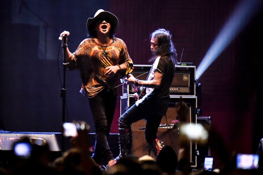 RIF PERFORMS IN 90S FESTIVAL