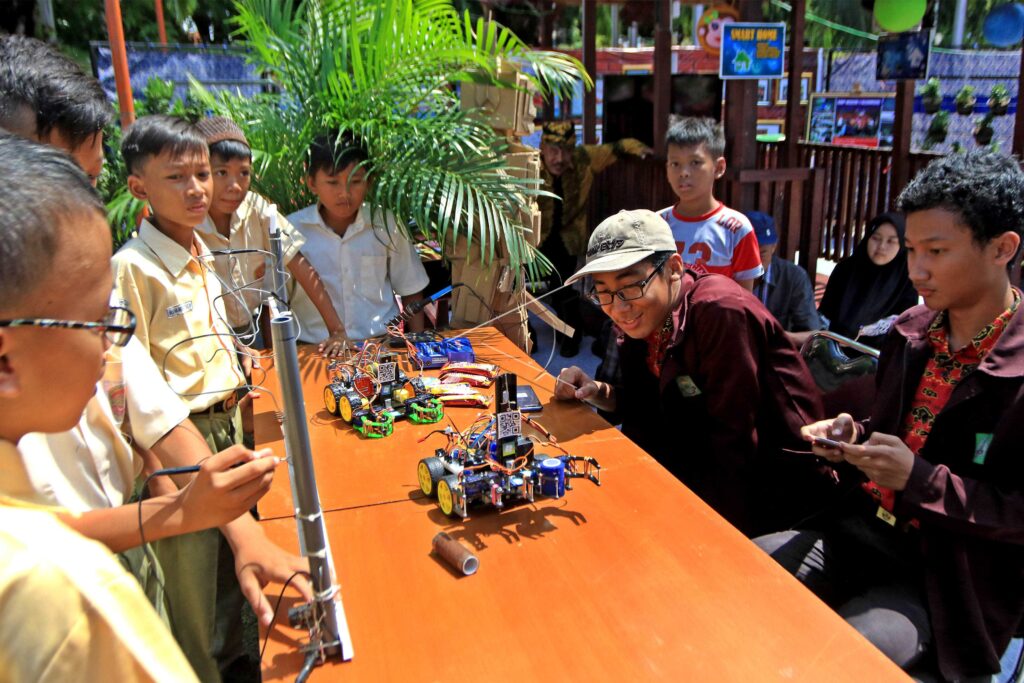 TRANSPORTER ROBOT MADE BY JUNIOR HIGH SCHOOL STUDENTS