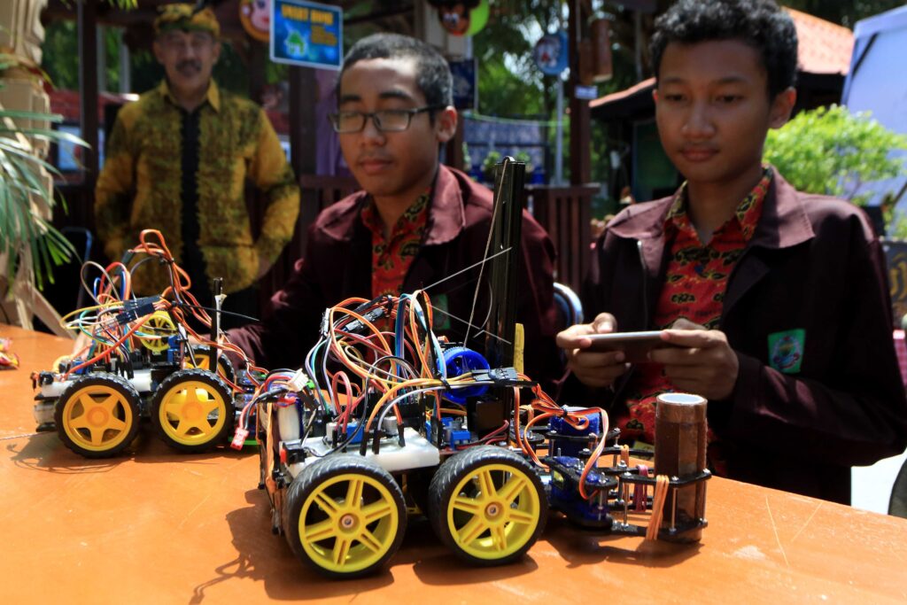 TRANSPORTER ROBOT MADE BY JUNIOR HIGH SCHOOL STUDENTS