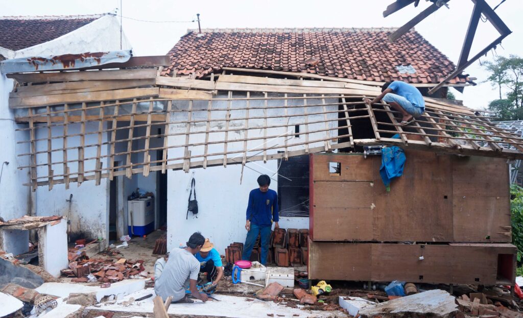 RUMAH TERDAMPAK ANGIN KENCANG