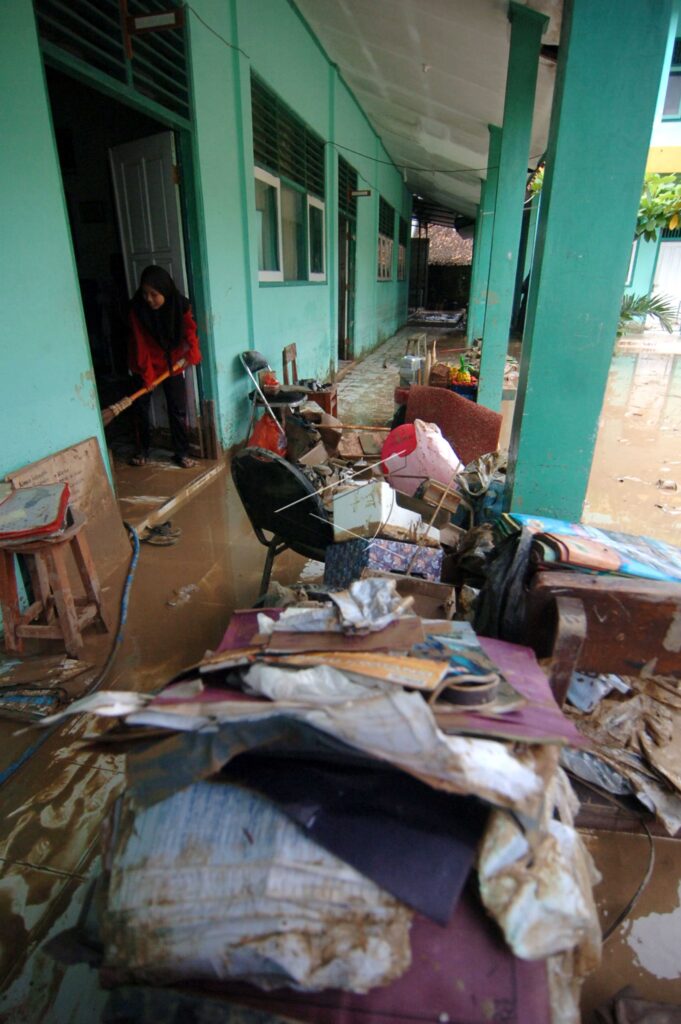 SEKOLAH DILIBURKAN PASCA BANJIR BANDANG