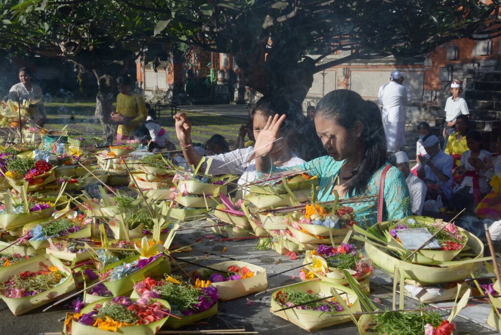 SEMBAHYANG SARASWATI DI DENPASAR