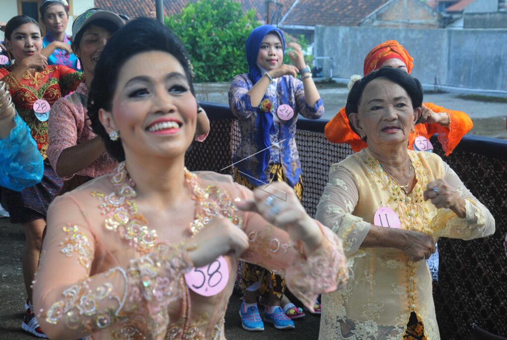 SENAM BERPAKAIAN KEBAYA